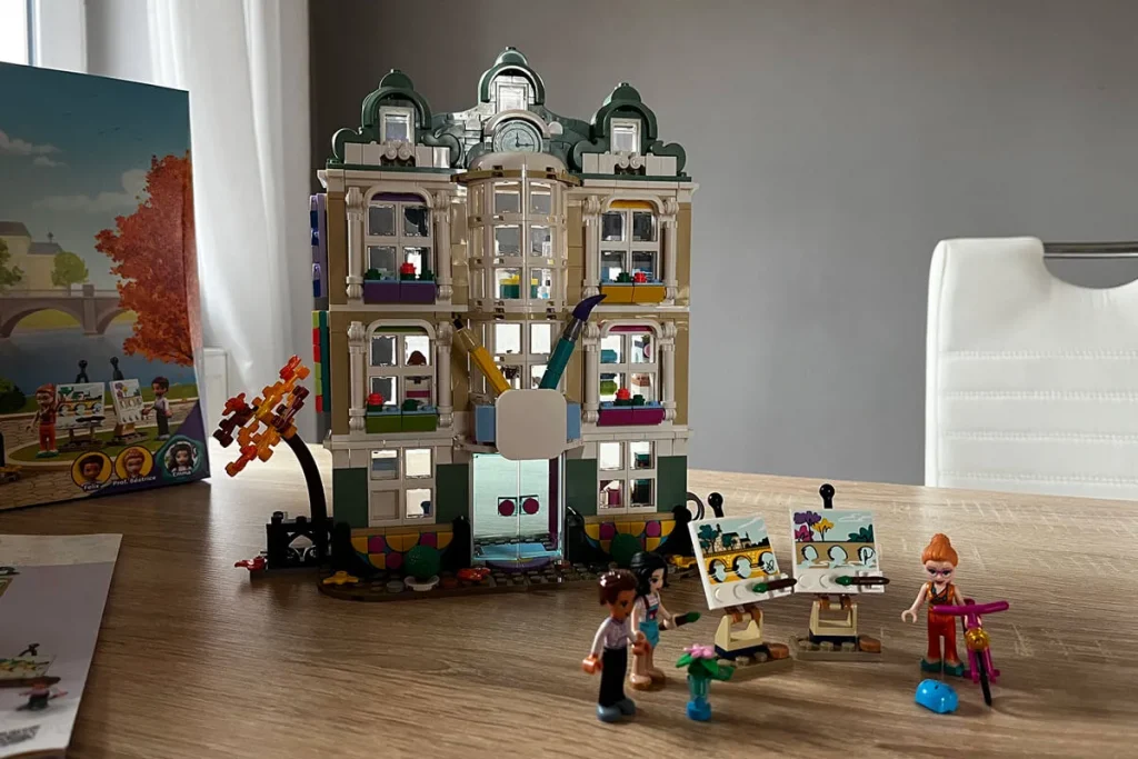 LEGO 41711: Ema a umělecká škola - budova